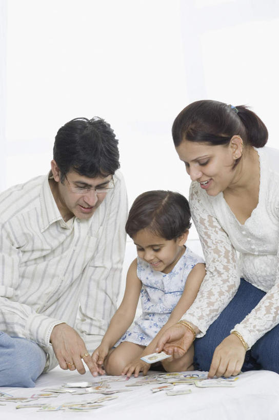 儿童,三个人,家庭,夫妻,母亲,父亲,女儿,坐,竖图,室内,白天,正面,爱情,游戏,赌博,贪欲,纯洁,竞争,扑克牌,纸牌,玩具,扑克,亚洲,握,服装,浪漫,拿,玩,拿着,注视,休闲装,娱乐,刺激,小孩,衣服,观察,看,休闲,温暖,温馨,父女,母女,三口之家,一家人,休闲服,恩爱,父爱,可爱,母爱,童年,童趣,握着,恋人,服饰,观看,活动,和睦,察看,发泄,关注,消遣,智力,赌具,童真,烂漫,无邪,投机,侥幸,欲望,宣泄,天真,男人,男性,年轻男性,年轻女性,女孩,女人,女性,亚洲人,印度人,孩子,年轻人,夫妇,情侣,玩耍,嬉戏,坐着,半身,彩图,伴侣,融洽,胜负,输赢,女生