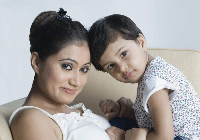 儿童,两个人,家庭,母亲,女儿,客厅,坐,横图,室内,白天,侧面,纯洁,沙发,亚洲,服装,注视,休闲装,小孩,衣服,观察,看,休闲,温暖,温馨,母女,一家人,休闲服,可爱,母爱,童年,童趣,服饰,观看,和睦,察看,起居室,关注,布艺沙发,童真,烂漫,无邪,客堂,天真,年轻女性,女孩,女人,女性,亚洲人,印度人,孩子,年轻人,搀手,拉手,手搀手,手拉手,手牵手,坐着,半身,彩图,融洽,女生