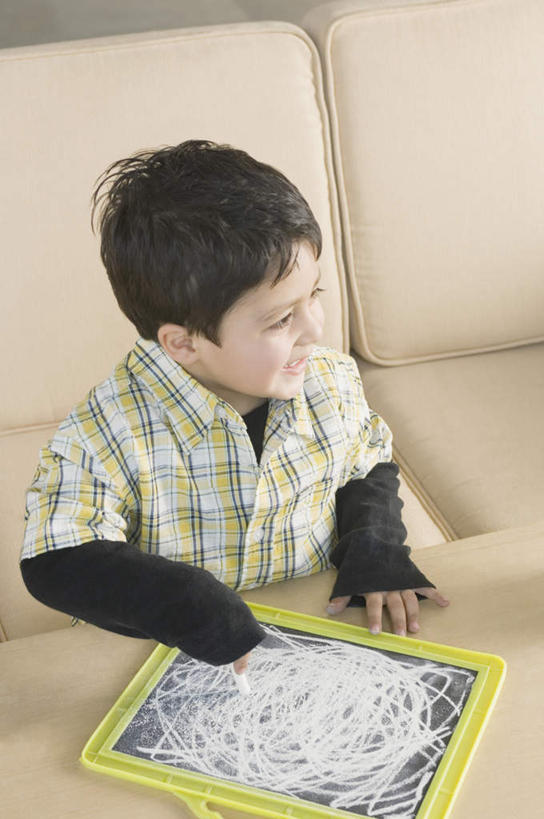 儿童,一个人,客厅,坐,竖图,俯视,室内,白天,纯洁,沙发,桌子,亚洲,仅一个男性,仅一个人,握,服装,笔,工具,拿,拿着,注视,休闲装,小孩,衣服,粉笔,学习用品,黑板,观察,看,仅一个小孩,休闲,休闲服,可爱,童年,童趣,教学,握着,服饰,观看,文具用品,察看,起居室,关注,布艺沙发,童真,烂漫,无邪,客堂,耐磨,白垩,教学黑板,天真,男孩,男人,男性,亚洲人,印度人,孩子,坐着,半身,彩图,高角度拍摄,男生