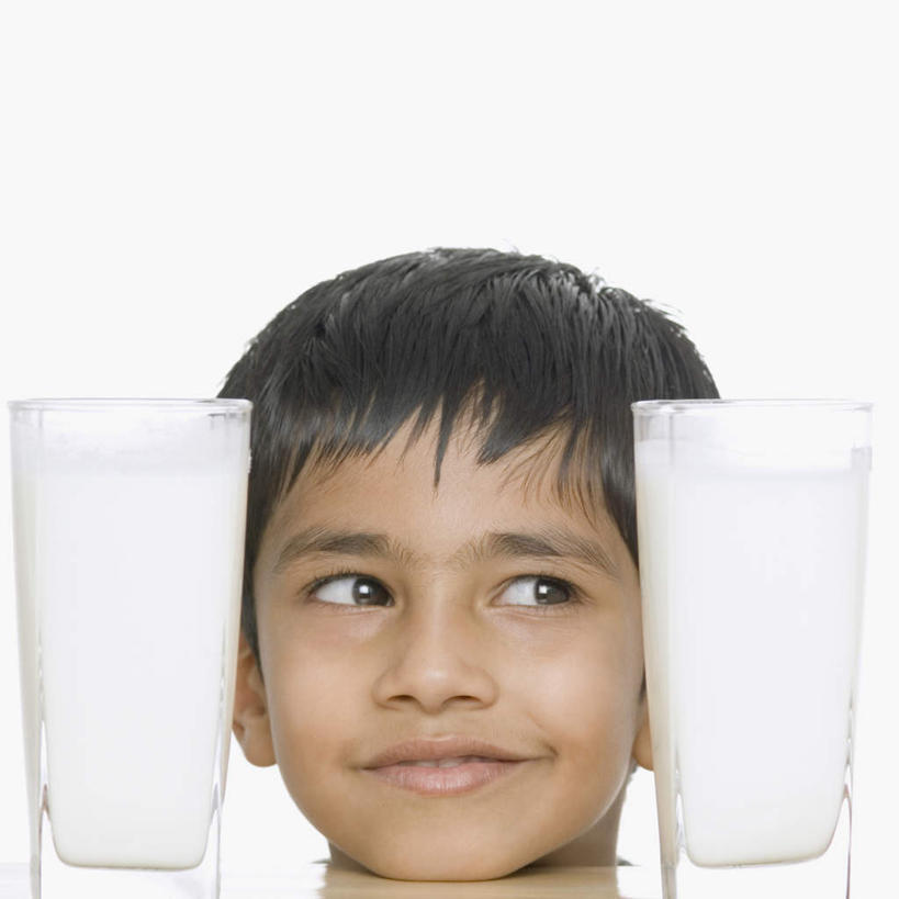 牛奶,儿童,脸,头,脸颊,一个人,横图,室内,特写,白天,白色背景,正面,纯洁,餐桌,桌子,杯子,亚洲,仅一个男性,仅一个人,服装,液体,饮品,两杯,营养,注视,休闲装,玻璃制品,饮料,小孩,衣服,水杯,观察,看,趴着,仅一个小孩,休闲,休闲服,可爱,童年,童趣,摄影,服饰,影棚,餐台,观看,察看,乳制品,奶,牛乳,关注,童真,烂漫,无邪,安神,天真,男孩,男人,男性,亚洲人,印度人,孩子,头部,脸部,脸蛋,面部,玻璃杯,趴,半身,彩图,影棚拍摄,拍摄,男生