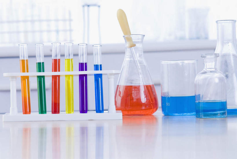 无人,横图,彩色,室内,特写,白天,正面,安全,实验,研发,仪器,桌子,静物,杯子,一排,许多,阴影,朦胧,模糊,研究,整齐,透明,反射,分析,科学,化学,测试,滴管,烧杯,烧瓶,试管,眼镜,液体,影子,锥形瓶,办公桌,实验室,研究室,防护,很多,玻璃制品,排列,玻璃瓶,瓶子,器皿,护目镜,保护,科研,队列,化验,保险,检验,计量,研究所,玻璃仪器,试验耗材,实验用品,吸液管,化验室,检验室,保全,周全,安稳,安定,三角烧瓶,依氏烧瓶,锥形烧瓶,安全防护眼镜,移液管,平安,玻璃杯,彩图,防护眼镜