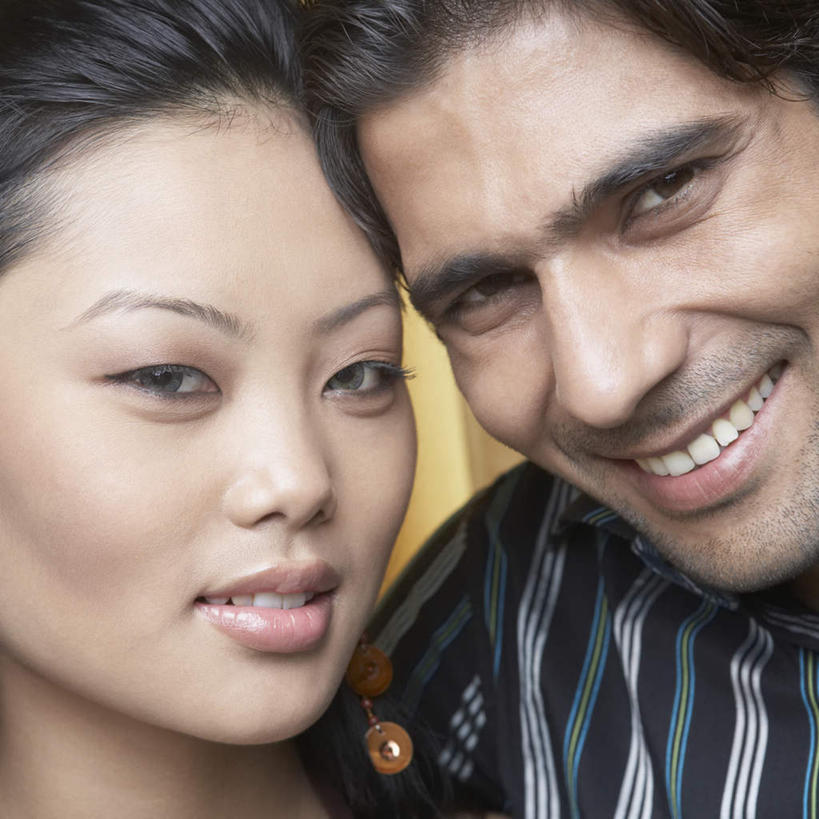 脸,头,脸颊,两个人,夫妻,笑,微笑,露齿笑,横图,室内,特写,白天,正面,爱情,亚洲,服装,浪漫,注视,休闲装,肩膀,衣服,观察,看,靠,靠着,休闲,休闲服,恩爱,恋人,摄影,服饰,影棚,观看,察看,关注,男人,男性,年轻男性,年轻女性,女人,女性,亚洲人,印度人,头部,脸部,脸蛋,面部,情侣,半身,彩图,影棚拍摄,拍摄,伴侣
