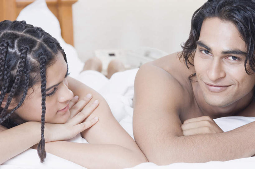 两个人,夫妻,双手交叉,横图,室内,白天,正面,爱情,床,卧室,亚洲,朦胧,模糊,双人床,床单,浪漫,注视,被子,裸露,观察,看,趴着,恩爱,恋人,观看,察看,被单,关注,裸,男人,男性,年轻男性,年轻女性,女人,女性,亚洲人,印度人,情侣,趴,半身,彩图,睡房,卧房,伴侣