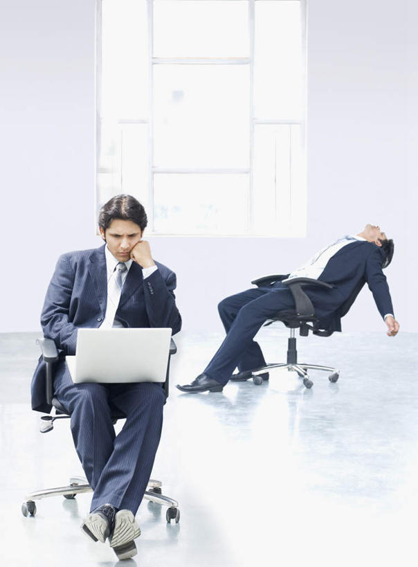 两个人,同事,商务人士,商务男性,坐,伸展双臂,竖图,室内,白天,正面,衬衫,成功,合作,团队,集体,信心,电脑,笔记本电脑,窗户,椅子,亚洲,撑,敲打,套装,网络,托腮,注视,输入,通讯设备,队伍,玻璃窗,会议椅,打字,观察,看,托,观看,点击,敲击,办公椅,察看,无线,领导,成就,关注,托下巴,通信设备,商务装,无线网络,合伙,领袖,无线上网,便携式电脑,工薪阶层,商务椅,培训椅,按键,手提电脑,男人,男性,年轻男性,亚洲人,印度人,白领,上班族,敞开双臂,伸开双臂,抬头,仰头,展开双肩,张开手臂,张开双臂,坐着,彩图,全身,衬衣