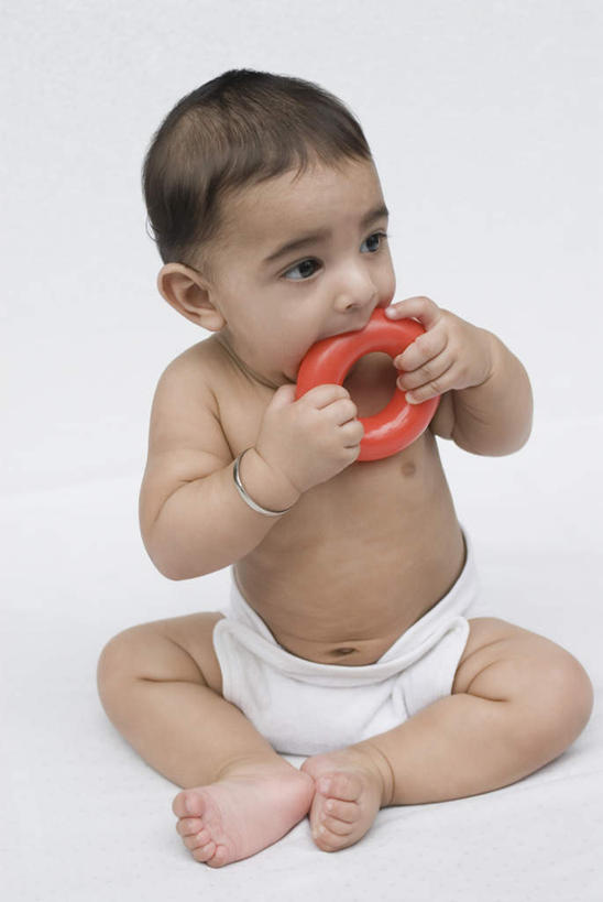 婴儿,儿童,一个人,坐,竖图,俯视,室内,白天,白色背景,游戏,纯洁,玩具,亚洲,仅一个男性,仅一个人,咬,拿,玩,拿着,注视,娱乐,裸露,尿布,纸尿裤,尿不湿,小孩,观察,看,仅一个小孩,休闲,可爱,益智,活泼,观看,活动,咬着,察看,纸尿布,发泄,关注,消遣,智力,宝宝,裸,纯真,烂漫,无邪,纸尿片,宣泄,伶俐,天真,男孩,男人,男性,亚洲人,印度人,孩子,玩耍,嬉戏,坐着,彩图,高角度拍摄,全身,男生