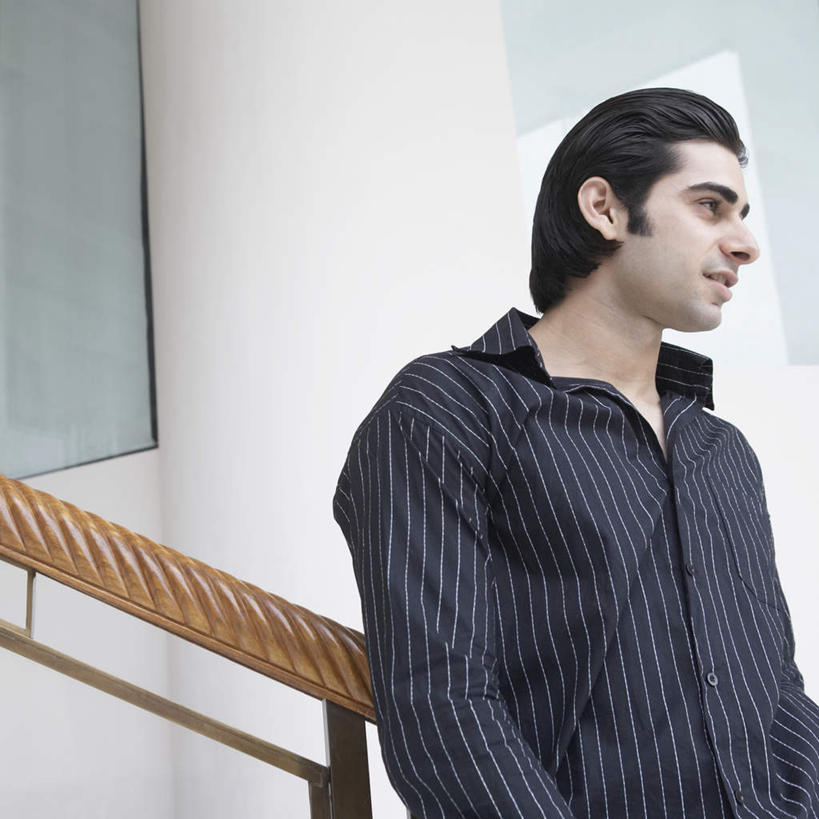 一个人,栏杆,站,横图,室内,白天,正面,衬衫,亚洲,仅一个男性,仅一个人,服装,围栏,注视,休闲装,护栏,仅一个年轻男性,衣服,观察,看,站着,休闲,休闲服,服饰,观看,察看,关注,男人,男性,年轻男性,亚洲人,印度人,站立,半身,彩图,衬衣