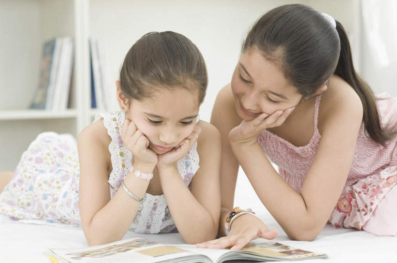 儿童,两个人,家庭,横图,室内,白天,正面,看书,阅读,纯洁,书架,书籍,亚洲,撑,学习,服装,托腮,注视,休闲装,小孩,衣服,书本,观察,看,趴着,托,休闲,温暖,温馨,一家人,休闲服,可爱,童年,童趣,读书,浏览,服饰,观看,和睦,察看,关注,托下巴,童真,烂漫,无邪,天真,女孩,女人,女性,亚洲人,印度人,书,图书,趴,半身,彩图,融洽,女生