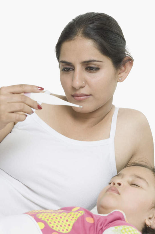 儿童,两个人,家庭,母亲,女儿,病人,躺,闭眼,睡,竖图,室内,白天,正面,纯洁,安全,生活用品,亚洲,服装,医学,测量,器材,温度计,拿,拿着,注视,休闲装,显示屏,一个,小孩,衣服,体温计,观察,看,休闲,温暖,温馨,母女,一家人,休闲服,可爱,母爱,童年,童趣,服饰,单个,观看,快速,温度,和睦,察看,感冒,医疗,卫生,准确,体温,关注,精度,精准,发烧,电子温度计,电子体温计,童真,烂漫,无邪,流感,物理,感温头,温度传感器,读数,快捷,医用温度计,量温棒,热电偶,卧着,天真,年轻女性,女孩,女人,女性,亚洲人,印度人,孩子,年轻人,患者,就医者,闭眼睛,闭着眼,闭着眼睛,困,困觉,寝息,睡觉,躺着,卧,半身,彩图,融洽,女生