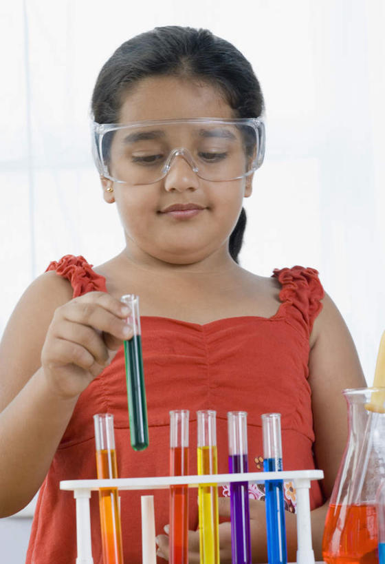 儿童,一个人,站,竖图,室内,白天,正面,纯洁,安全,实验,研发,仪器,杯子,亚洲,仅一个女性,仅一个人,一排,许多,握,服装,研究,整齐,透明,分析,科学,化学,测试,烧瓶,试管,眼镜,锥形瓶,实验室,研究室,防护,很多,拿,拿着,注视,休闲装,玻璃制品,排列,小孩,衣服,玻璃瓶,瓶子,观察,看,站着,仅一个小孩,休闲,休闲服,器皿,可爱,童年,童趣,握着,服饰,观看,护目镜,保护,科研,察看,队列,关注,化验,保险,检验,计量,研究所,童真,烂漫,无邪,玻璃仪器,试验耗材,实验用品,化验室,检验室,保全,周全,安稳,安定,三角烧瓶,依氏烧瓶,锥形烧瓶,安全防护眼镜,平安,天真,女孩,女人,女性,亚洲人,印度人,孩子,玻璃杯,站立,半身,彩图,防护眼镜,女生