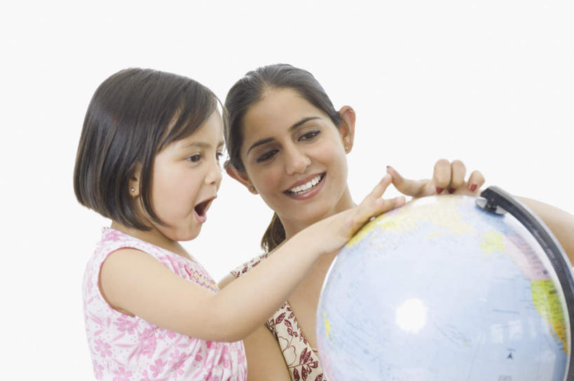 儿童,两个人,家庭,母亲,女儿,站,蹲,笑,微笑,露齿笑,横图,室内,白天,正面,纯洁,仪器,海洋,地图,亚洲,服装,网格,地球仪,线条,世界地图,地球,陆地,全球,注视,休闲装,球,一个,小孩,衣服,经纬线,模型,观察,看,站着,张嘴,休闲,球体,温暖,温馨,母女,一家人,休闲服,可爱,母爱,童年,童趣,地理,国家,服饰,单个,观看,大陆,和睦,察看,世界,关注,纬线,版图,张大嘴巴,经线,童真,烂漫,无邪,经纬仪,地理学,天真,年轻女性,女孩,女人,女性,亚洲人,印度人,孩子,年轻人,张开嘴,蹲着,站立,半身,彩图,融洽,大洋,大洲,女生