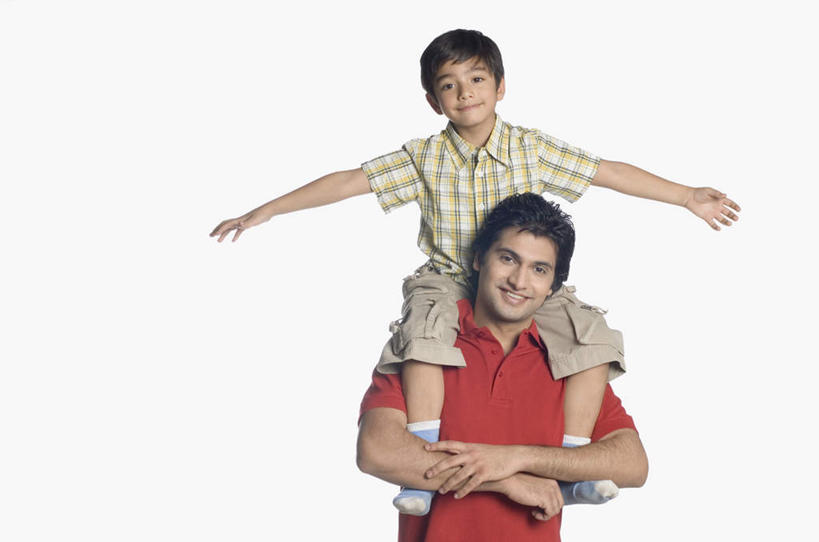 儿童,两个人,家庭,父亲,儿子,站,伸展双臂,笑,双手交叉,微笑,露齿笑,横图,室内,白天,白色背景,正面,纯洁,亚洲,服装,注视,休闲装,小孩,骑,衣服,观察,看,扛,站着,休闲,温暖,温馨,父子,一家人,休闲服,父爱,可爱,童年,童趣,摄影,服饰,影棚,观看,和睦,察看,双手抱胸,关注,童真,烂漫,无邪,扛在肩上,骑在肩上,天真,男孩,男人,男性,年轻男性,亚洲人,印度人,孩子,年轻人,敞开双臂,伸开双臂,展开双肩,站立,张开手臂,张开双臂,半身,彩图,影棚拍摄,拍摄,融洽,男生