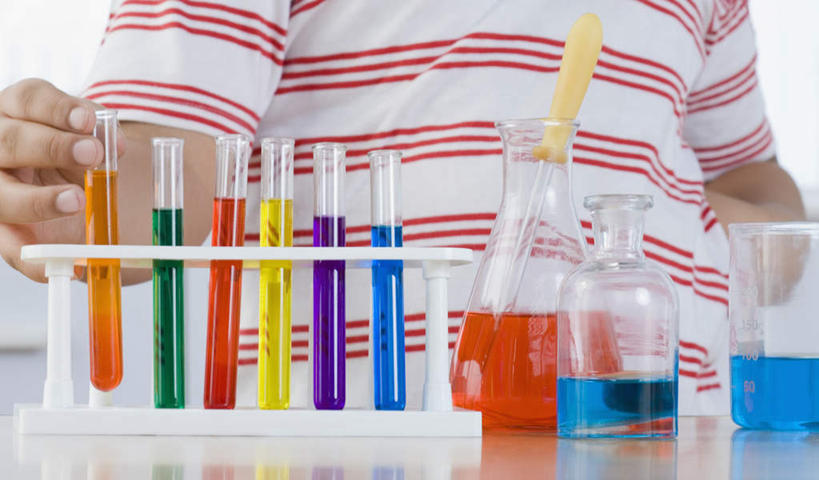 儿童,手,一个人,无人,站,横图,彩色,室内,特写,白天,正面,纯洁,安全,实验,研发,仪器,桌子,杯子,亚洲,仅一个男性,仅一个人,一排,许多,握,阴影,服装,研究,整齐,透明,反射,分析,科学,化学,测试,滴管,烧杯,烧瓶,试管,眼镜,液体,影子,锥形瓶,办公桌,实验室,研究室,防护,很多,拿,拿着,休闲装,玻璃制品,排列,小孩,衣服,玻璃瓶,瓶子,站着,仅一个小孩,休闲,手部,休闲服,器皿,可爱,童年,童趣,握着,服饰,护目镜,保护,单手,科研,队列,化验,保险,检验,计量,研究所,童真,烂漫,无邪,玻璃仪器,试验耗材,实验用品,吸液管,化验室,检验室,保全,周全,安稳,安定,三角烧瓶,依氏烧瓶,锥形烧瓶,安全防护眼镜,移液管,平安,天真,男孩,男人,男性,亚洲人,印度人,孩子,玻璃杯,站立,彩图,防护眼镜,男生