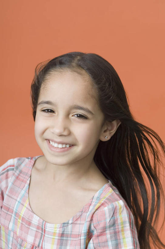 儿童,一个人,站,笑,微笑,露齿笑,竖图,室内,白天,正面,纯洁,亚洲,仅一个女性,仅一个人,橙色背景,服装,注视,休闲装,小孩,衣服,观察,看,站着,仅一个小孩,休闲,休闲服,可爱,童年,童趣,摄影,服饰,影棚,观看,察看,关注,童真,烂漫,无邪,天真,女孩,女人,女性,亚洲人,印度人,孩子,长发,站立,半身,彩图,影棚拍摄,拍摄,女生