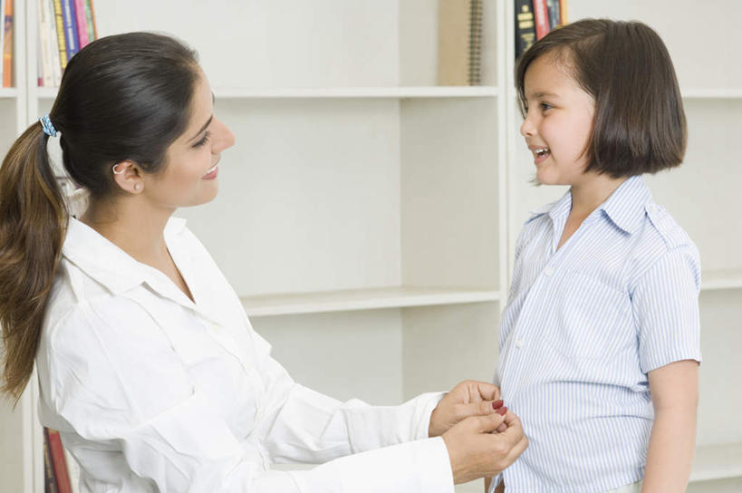 儿童,两个人,家庭,母亲,女儿,站,坐,笑,微笑,露齿笑,横图,室内,白天,侧面,纯洁,柜子,书架,书籍,亚洲,服装,储物柜,注视,休闲装,纽扣,小孩,衣服,观察,看,站着,休闲,温暖,温馨,母女,一家人,休闲服,可爱,母爱,童年,童趣,服饰,观看,扣,和睦,察看,储存,关注,童真,烂漫,无邪,储备,蕴藏,贮备,天真,年轻女性,女孩,女人,女性,亚洲人,印度人,孩子,年轻人,书,图书,站立,坐着,半身,彩图,融洽,贮存,女生