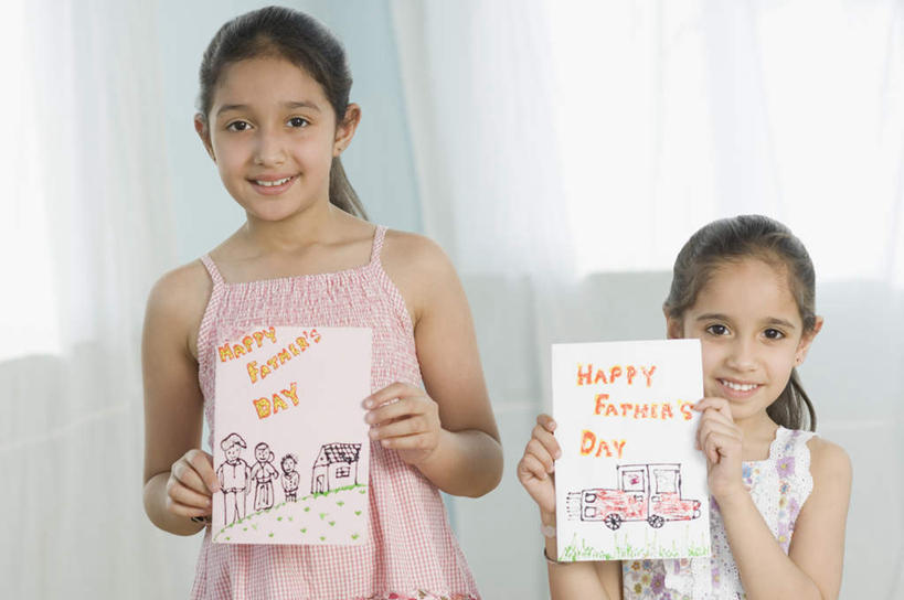 儿童,两个人,家庭,站,举,笑,微笑,露齿笑,横图,室内,白天,正面,纯洁,亚洲,服装,朦胧,模糊,英文,标志,文字,字符,字母,注视,休闲装,标识,画,小孩,衣服,观察,看,托,站着,休闲,温暖,温馨,一家人,休闲服,可爱,童年,童趣,服饰,观看,英文字母,和睦,察看,关注,童真,烂漫,无邪,天真,女孩,女人,女性,亚洲人,印度人,举起,举手,举着,向上举,向上伸,向上托,站立,半身,彩图,融洽,女生