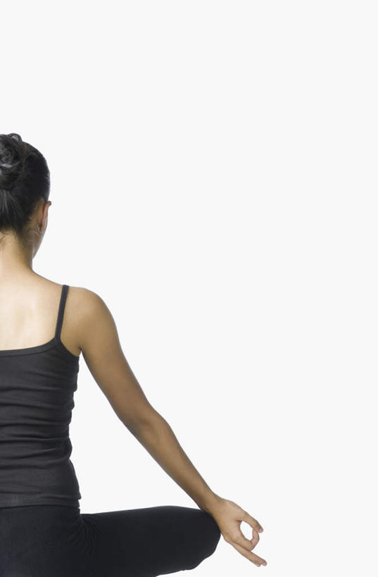 一个人,坐,盘腿,竖图,室内,白天,白色背景,锻炼,瑜伽,运动,吊带,亚洲,仅一个年轻女性,仅一个女性,仅一个人,服装,吊带衫,背面,衣服,黑色,养生,摄影,服饰,影棚,衣着,穿着,衣饰,体育,年轻女性,女人,女性,亚洲人,印度人,盘腿而坐,盘膝,盘着腿的,盘着腿坐,双腿交叉,坐着,半身,彩图,影棚拍摄,健身,拍摄