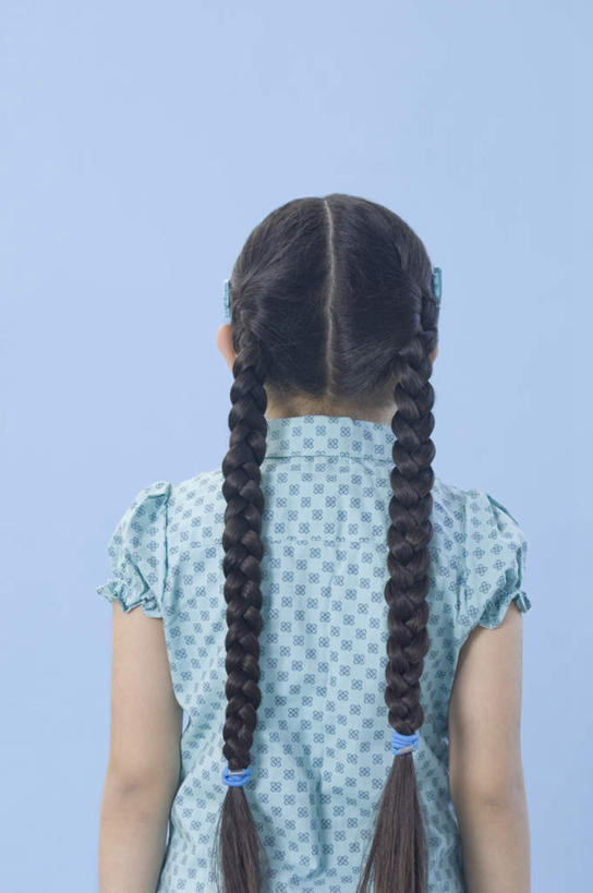 儿童,一个人,站,竖图,室内,白天,纯洁,亚洲,仅一个女性,仅一个人,蓝色背景,服装,休闲装,小孩,背面,衣服,站着,仅一个小孩,休闲,休闲服,可爱,童年,童趣,摄影,服饰,影棚,麻花辫,童真,烂漫,无邪,天真,女孩,女人,女性,亚洲人,印度人,孩子,站立,半身,彩图,影棚拍摄,拍摄,女生