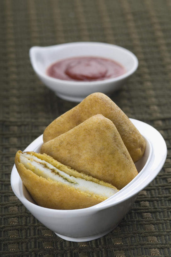 点心,面包,无人,竖图,俯视,室内,特写,白天,餐桌,桌子,蔬菜,西红柿,阴影,新鲜,反射,碟子,盘,影子,陶瓷,调料,酱料,酱汁,佐料,食品,面点,陶瓷制品,调味品,调味料,番茄酱,酱,食物,糕点,两个,盘子,容器,碟,碗,有机食品,绿色食品,餐台,储藏,储存,番茄,彩图,高角度拍摄,贮存