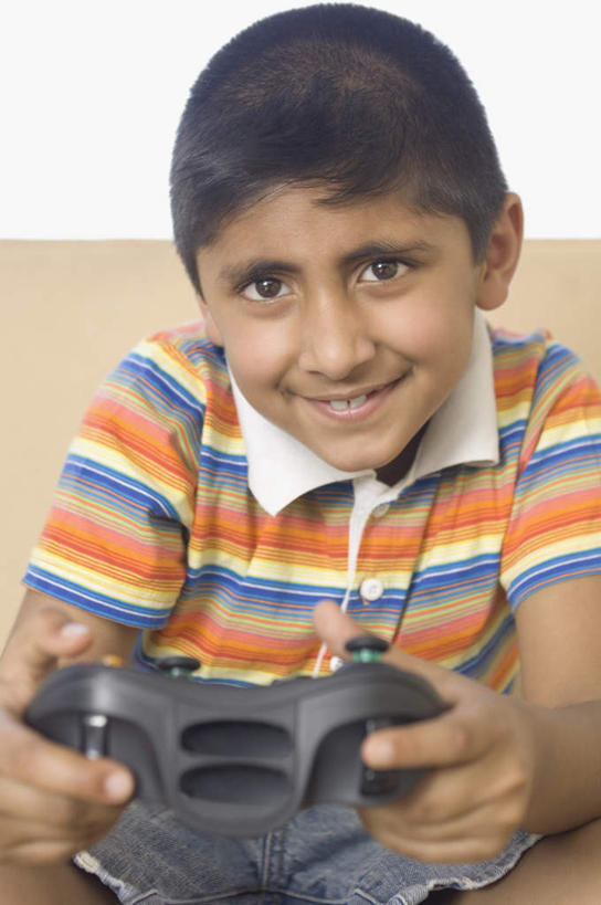 儿童,一个人,客厅,坐,笑,微笑,露齿笑,竖图,室内,白天,正面,游戏,纯洁,沙发,亚洲,仅一个男性,仅一个人,服装,拿,玩,拿着,注视,休闲装,娱乐,小孩,衣服,观察,看,仅一个小孩,休闲,休闲服,可爱,童年,童趣,服饰,游戏机,观看,活动,察看,起居室,发泄,关注,消遣,智力,布艺沙发,童真,烂漫,无邪,宣泄,客堂,天真,男孩,男人,男性,亚洲人,印度人,孩子,玩耍,嬉戏,坐着,半身,彩图,男生