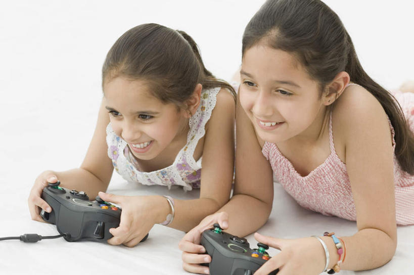 儿童,两个人,家庭,笑,微笑,露齿笑,横图,室内,白天,正面,游戏,纯洁,亚洲,服装,拿,玩,拿着,休闲装,娱乐,小孩,衣服,手链,趴着,休闲,温暖,温馨,一家人,休闲服,可爱,童年,童趣,服饰,手镯,游戏机,活动,戴着,和睦,发泄,消遣,智力,童真,烂漫,无邪,宣泄,天真,女孩,女人,女性,亚洲人,印度人,趴,玩耍,嬉戏,半身,彩图,融洽,女生