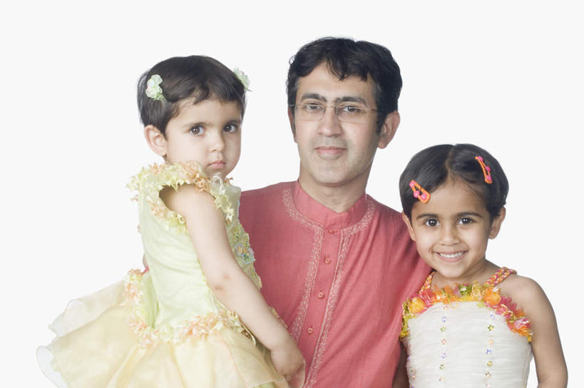 儿童,三个人,家庭,父亲,女儿,站,抱,笑,微笑,露齿笑,横图,室内,白天,白色背景,正面,裙子,纯洁,亚洲,连衣裙,服装,装饰,眼镜,注视,休闲装,小孩,衣服,发箍,发饰,饰品,观察,看,站着,休闲,温暖,温馨,父女,一家人,休闲服,父爱,可爱,童年,童趣,摄影,服饰,影棚,头箍,抱着,观看,半身裙,吊带裙,戴着,和睦,察看,搂着,关注,发卡,近视眼镜,童真,烂漫,无邪,配饰,天真,男人,男性,年轻男性,女孩,亚洲人,印度人,孩子,年轻人,搂,搂抱,站立,半身,彩图,影棚拍摄,拍摄,融洽,女生