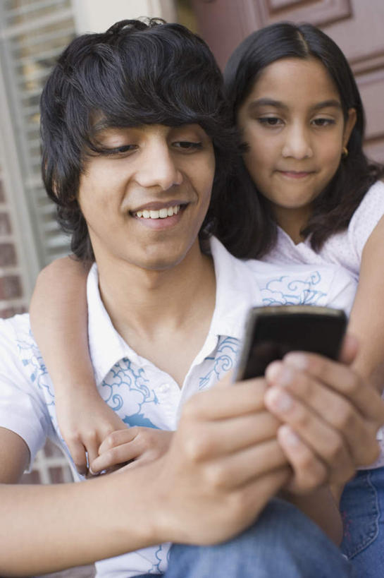 儿童,两个人,家庭,站,坐,抱,打电话,竖图,室内,白天,正面,纯洁,电话,手机,亚洲,服装,拿,拿着,注视,休闲装,通讯设备,小孩,衣服,观察,看,站着,休闲,温暖,温馨,一家人,休闲服,可爱,童年,童趣,服饰,抱着,观看,和睦,察看,搂着,关注,童真,烂漫,无邪,交流,天真,男孩,男人,男性,女孩,女人,女性,亚洲人,印度人,沟通,搂,搂抱,通话,站立,坐着,半身,彩图,融洽,男生,女生