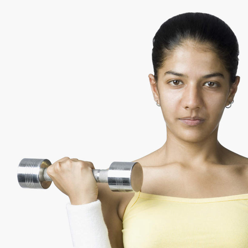 脸,头,脸颊,手,一个人,站,横图,室内,特写,白天,白色背景,正面,锻炼,运动,哑铃,亚洲,仅一个年轻女性,仅一个女性,仅一个人,握,服装,拿,拿着,注视,休闲装,运动器械,肩膀,衣服,观察,看,站着,休闲,手部,休闲服,健身器械,握着,摄影,服饰,影棚,观看,单手,察看,关注,健身器材,体育,年轻女性,女人,女性,亚洲人,印度人,头部,脸部,脸蛋,面部,站立,半身,彩图,影棚拍摄,健身,拍摄,运动器材