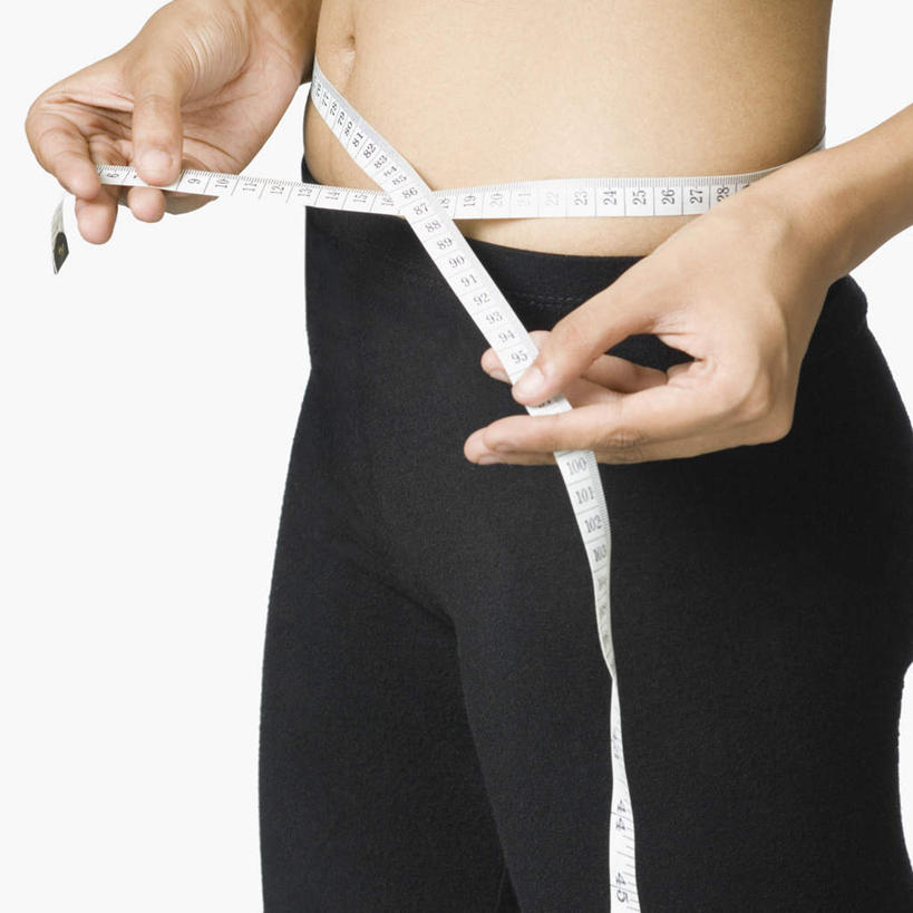 手,腹部,肚脐,一个人,横图,室内,特写,白天,白色背景,正面,亚洲,双手,仅一个年轻女性,仅一个女性,仅一个人,服装,测量,皮尺,刻度,拿,拿着,休闲装,裸露,衣服,尺,保养,休闲,手部,休闲服,保健,摄影,服饰,影棚,测量工具,尺子,减肥,腰围尺,瘦身,裸,量具,量仪,塑料卷尺,年轻女性,女人,女性,亚洲人,印度人,腹,肚子,半身,彩图,影棚拍摄,拍摄