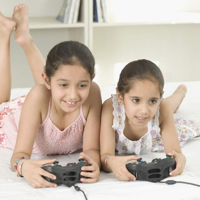 儿童,两个人,家庭,笑,微笑,露齿笑,横图,室内,白天,正面,游戏,纯洁,柜子,书架,书籍,亚洲,服装,储物柜,拿,玩,拿着,注视,休闲装,娱乐,装饰品,小孩,衣服,饰品,手链,首饰,观察,看,趴着,休闲,温暖,温馨,一家人,休闲服,可爱,童年,童趣,服饰,手镯,游戏机,观看,活动,戴着,和睦,察看,储存,发泄,关注,消遣,智力,镯子,童真,烂漫,无邪,宣泄,储备,蕴藏,贮备,天真,女孩,女人,女性,亚洲人,印度人,书,图书,趴,玩耍,嬉戏,半身,彩图,融洽,贮存,女生