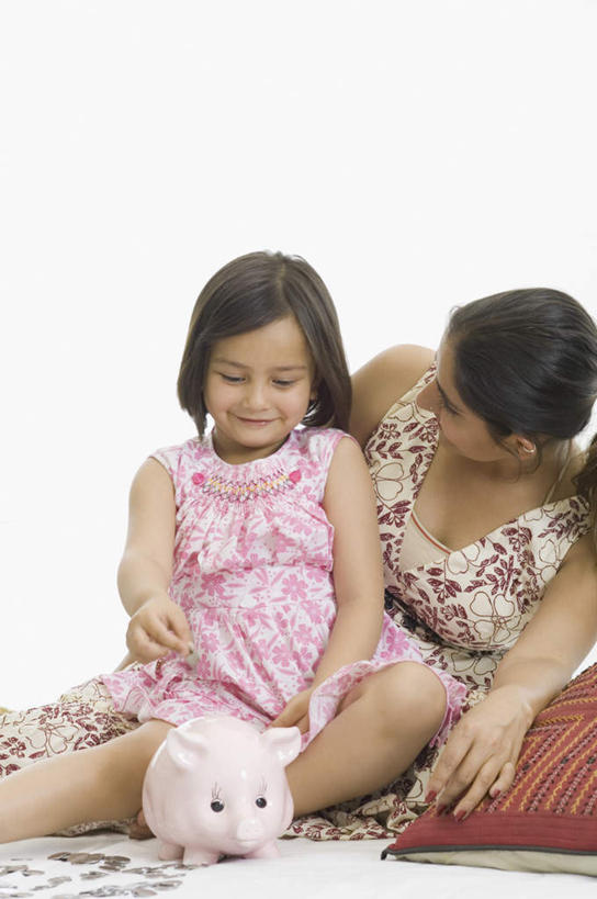 儿童,两个人,家庭,母亲,女儿,坐,笑,微笑,露齿笑,竖图,室内,白天,正面,纯洁,钱,靠垫,亚洲,服装,靠枕,拿,拿着,注视,休闲装,一个,小孩,衣服,容器,垫子,枕头,观察,看,休闲,温暖,温馨,母女,一家人,休闲服,储蓄罐,器皿,可爱,母爱,童年,童趣,储蓄,存钱,金融,理财,服饰,经济,单个,观看,和睦,察看,资金,存钱罐,关注,存款,流通,贸易,童真,烂漫,无邪,贮钱罐,储钱罐,扑满,天真,货币,现金,硬币,年轻女性,女孩,女人,女性,亚洲人,印度人,孩子,年轻人,坐着,半身,彩图,融洽,女生