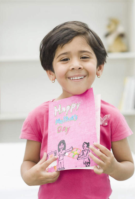 儿童,一个人,站,笑,微笑,露齿笑,竖图,室内,白天,正面,纯洁,亚洲,仅一个女性,仅一个人,服装,朦胧,模糊,拿,拿着,注视,休闲装,画,小孩,衣服,观察,看,站着,仅一个小孩,休闲,休闲服,可爱,童年,童趣,服饰,观看,察看,关注,童真,烂漫,无邪,天真,女孩,女人,女性,亚洲人,印度人,孩子,站立,半身,彩图,女生