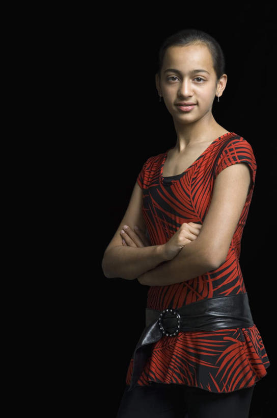 儿童,一个人,站,双手交叉,竖图,室内,白天,侧面,纯洁,亚洲,仅一个女性,仅一个人,黑色背景,服装,注视,休闲装,小孩,衣服,观察,看,站着,仅一个小孩,休闲,休闲服,可爱,童年,童趣,摄影,服饰,影棚,观看,察看,双手抱胸,关注,童真,烂漫,无邪,天真,女孩,女人,女性,亚洲人,印度人,孩子,站立,半身,彩图,影棚拍摄,拍摄,女生