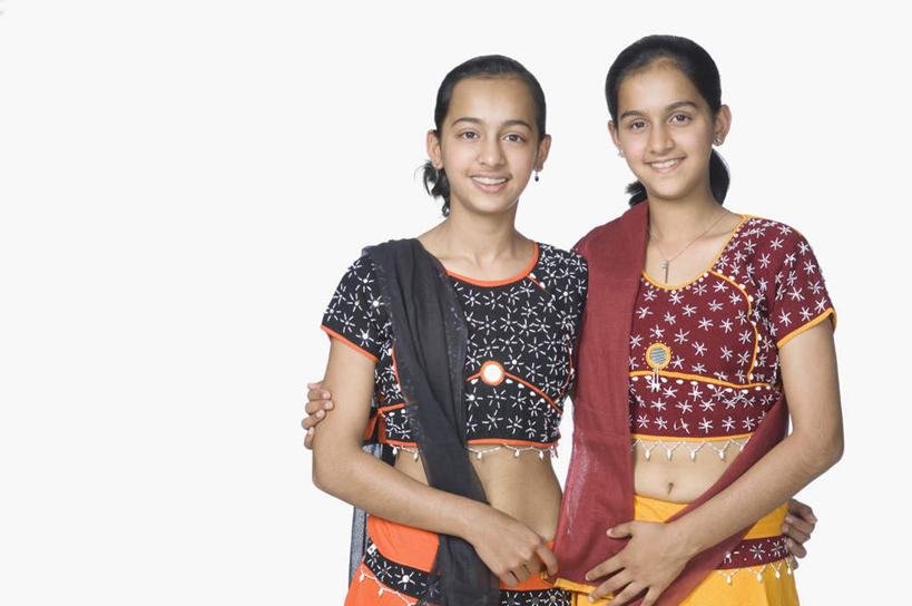 儿童,两个人,家庭,站,抱,笑,微笑,露齿笑,横图,室内,白天,白色背景,正面,民族服装,纯洁,亚洲,注视,小孩,观察,看,站着,温暖,温馨,一家人,可爱,童年,童趣,摄影,服饰,影棚,抱着,观看,飘逸,和睦,察看,搂着,庄重,关注,追求,童真,烂漫,无邪,纱丽,雅致,纱丽服,清婉,妍丽,天真,女孩,女人,女性,亚洲人,印度人,搂,搂抱,站立,半身,彩图,影棚拍摄,传统服装,民俗服,拍摄,融洽,女生,奢华