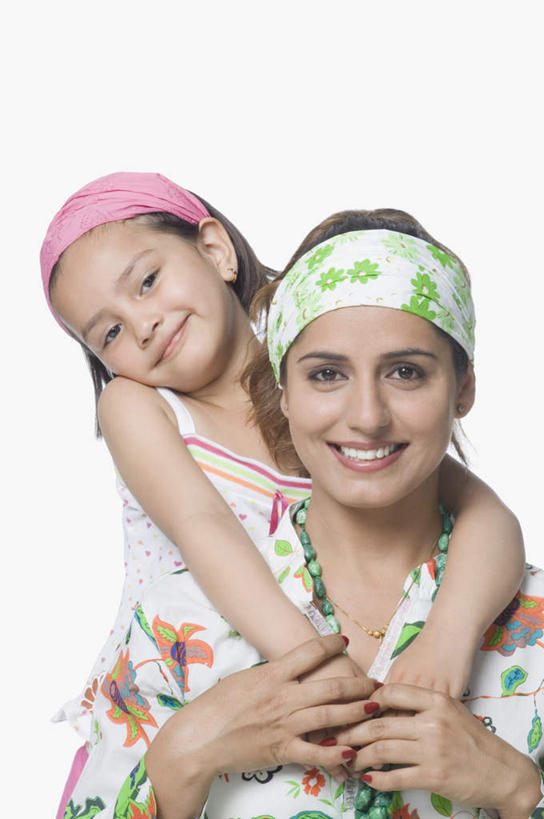 儿童,两个人,家庭,母亲,女儿,抱,笑,微笑,露齿笑,竖图,室内,白天,正面,纯洁,亚洲,服装,头巾,注视,休闲装,小孩,衣服,观察,看,休闲,温暖,温馨,母女,一家人,休闲服,可爱,母爱,童年,童趣,服饰,抱着,观看,和睦,察看,搂着,关注,童真,烂漫,无邪,天真,年轻女性,女孩,女人,女性,亚洲人,印度人,孩子,年轻人,搀手,拉手,搂,搂抱,手搀手,手拉手,手牵手,半身,彩图,融洽,女生