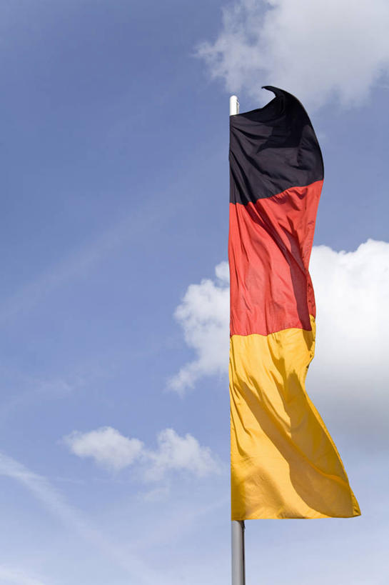 无人,竖图,室外,特写,白天,仰视,静物,旗帜,国旗,德国,欧洲,一面,阴影,飘扬,光线,影子,云,云朵,云彩,黄色,红色,蓝色,黑色,白云,蓝天,天空,阳光,天,晴朗,飘逸,西欧,飞扬,德意志联邦共和国,德国国旗,巴伐利亚,巴伐利亚州,拜恩州,拜恩自由州,旗,晴空,彩图,低角度拍摄,三色旗