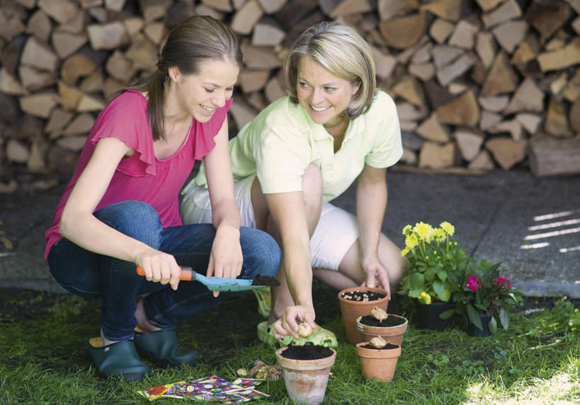 西方人,两个人,家庭,母亲,女儿,蹲,笑,微笑,露齿笑,横图,室外,白天,正面,建材,草地,草坪,植物,建筑,金属制品,欧洲,欧洲人,一堆,许多,握,阴影,堆叠,堆积,服装,裤子,盛开,光线,金属,材料,铲子,木板,木材,盆栽,影子,盆景,很多,拿,花蕾,拿着,注视,牛仔裤,休闲装,木柴,草,花,花瓣,花朵,鲜花,衣服,绿色,阳光,自然,花苞,花蕊,观察,看,休闲,温暖,温馨,母女,一家人,休闲服,母爱,握着,建造,服饰,木料,生长,成长,观看,堆,和睦,察看,关注,年轻女性,女人,女性,中年女性,白种人,蹲着,彩图,全身,手铲,融洽