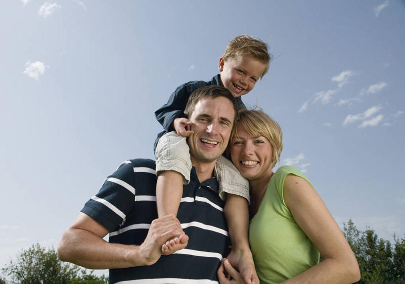 西方人,儿童,中年人,一个人,三个人,家庭,夫妻,母亲,父亲,儿子,站,坐,笑,微笑,露齿笑,横图,室外,白天,仰视,爱情,纯洁,植物,欧洲,欧洲人,仅一个女性,仅一个人,阴影,服装,光线,影子,云,云朵,浪漫,云彩,注视,休闲装,树,树木,小孩,骑,衣服,蓝色,绿色,白云,蓝天,天空,阳光,自然,天,观察,看,扛,站着,仅一个中年女性,休闲,温暖,温馨,父子,母子,三口之家,一家人,休闲服,恩爱,父爱,可爱,母爱,童年,童趣,恋人,服饰,生长,晴朗,成长,观看,和睦,察看,关注,童真,烂漫,无邪,扛在肩上,骑在肩上,天真,男孩,男人,男性,女人,女性,中年男性,中年女性,白种人,孩子,夫妇,情侣,晴空,站立,坐着,半身,彩图,低角度拍摄,伴侣,融洽,男生