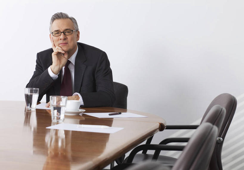 西方人,一个人,商务人士,商务男性,办公室,坐,横图,室内,白天,正面,衬衫,水,家具,桌子,杯子,椅子,欧洲,欧洲人,仅一个男性,仅一个人,仅一个中年男性,一副,撑,阴影,套装,反射,材料,档案,文件,眼镜,液体,影子,纸,办公桌,领带,托腮,注视,饮用水,玻璃制品,会议椅,手稿,水杯,资料,矿泉水,观察,看,托,观看,办公椅,证明,察看,象征,庄重,关注,托下巴,文档,商务装,身份,近视眼镜,工薪阶层,蒸馏水,办公家具,正式,地位,商务椅,培训椅,男人,男性,中年男性,白种人,白领,上班族,玻璃杯,坐着,半身,彩图,衬衣