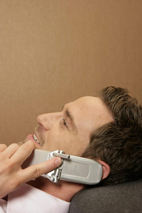 西方人,脸,头,脸颊,一个人,躺,笑,说,打电话,微笑,露齿笑,竖图,室内,白天,侧面,衬衫,讨论,床,卧室,电话,手机,欧洲,欧洲人,仅一个男性,仅一个人,握,墙,双人床,床单,拿,拿着,通讯设备,被子,墙壁,墙面,仅一个年轻男性,握着,被单,卧着,交流,男人,男性,年轻男性,白种人,头部,脸部,脸蛋,面部,沟通,讲话,交谈,商讨,说话,谈话,躺着,通话,卧,半身,彩图,衬衣,睡房,卧房