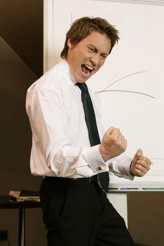 西方人,一个人,商务人士,商务男性,办公室,站,竖图,室内,白天,侧面,衬衫,快乐,兴奋,骄傲,成功,胜利,欧洲,欧洲人,仅一个男性,仅一个人,套装,墙,领带,墙壁,墙面,仅一个年轻男性,白板,手势,握拳,站着,张嘴,自信,象征,庄重,商务装,身份,记录板,张大嘴巴,工薪阶层,记事板,正式,地位,男人,男性,年轻男性,白种人,白领,上班族,张开嘴,站立,半身,彩图,衬衣,欢乐,开心