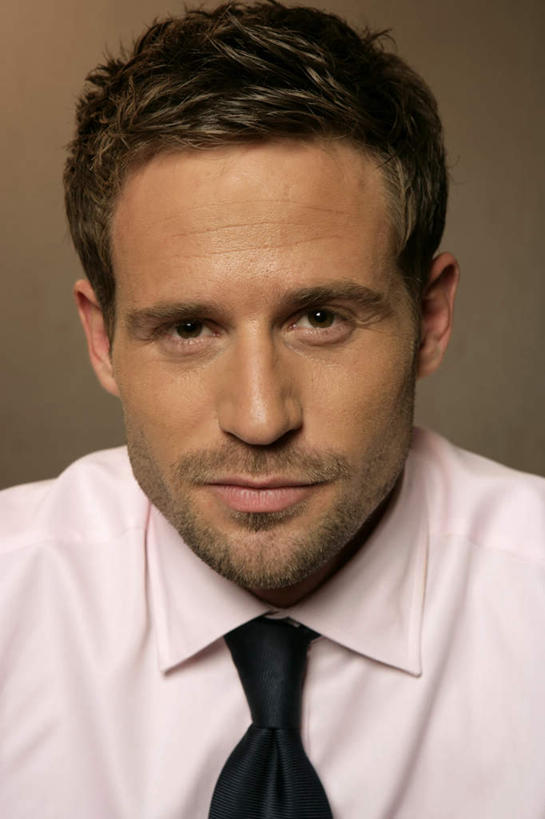 西方人,脸,头,脸颊,胡须,一个人,商务人士,商务男性,竖图,室内,特写,白天,正面,衬衫,欧洲,欧洲人,仅一个男性,仅一个人,套装,墙,领带,注视,墙壁,墙面,仅一个年轻男性,阳光,观察,看,观看,察看,象征,庄重,关注,商务装,身份,工薪阶层,正式,地位,男人,男性,年轻男性,白种人,头部,胡子,络腮胡,脸部,脸蛋,面部,白领,上班族,半身,彩图,衬衣