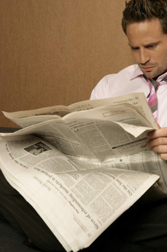 西方人,一个人,商务人士,商务男性,坐,竖图,室内,白天,正面,衬衫,报纸,欧洲,欧洲人,仅一个男性,仅一个人,握,套装,信息,墙,领带,拿,拿着,注视,墙壁,墙面,仅一个年轻男性,观察,看,握着,观看,新闻,察看,象征,庄重,关注,商务装,身份,工薪阶层,正式,地位,男人,男性,年轻男性,白种人,白领,上班族,坐着,半身,彩图,衬衣,报刊