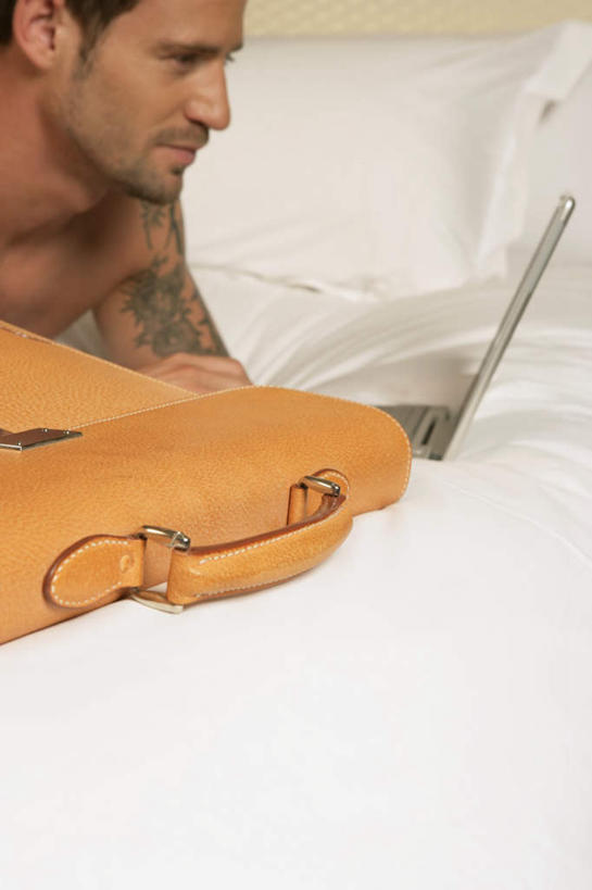 西方人,一个人,竖图,俯视,室内,白天,时尚,电脑,笔记本电脑,床,卧室,欧洲,欧洲人,仅一个男性,仅一个人,敲打,网络,包,公文包,墙,双人床,床单,注视,文化,输入,通讯设备,被子,纹身,墙壁,墙面,仅一个年轻男性,打字,观察,看,趴着,个性,信仰,公事包,观看,点击,敲击,察看,无线,被单,关注,刺青,追求,通信设备,无线网络,想象,无线上网,便携式电脑,文身,勇气,崇拜,张扬,按键,手提电脑,男人,男性,年轻男性,白种人,趴,半身,彩图,高角度拍摄,睡房,卧房