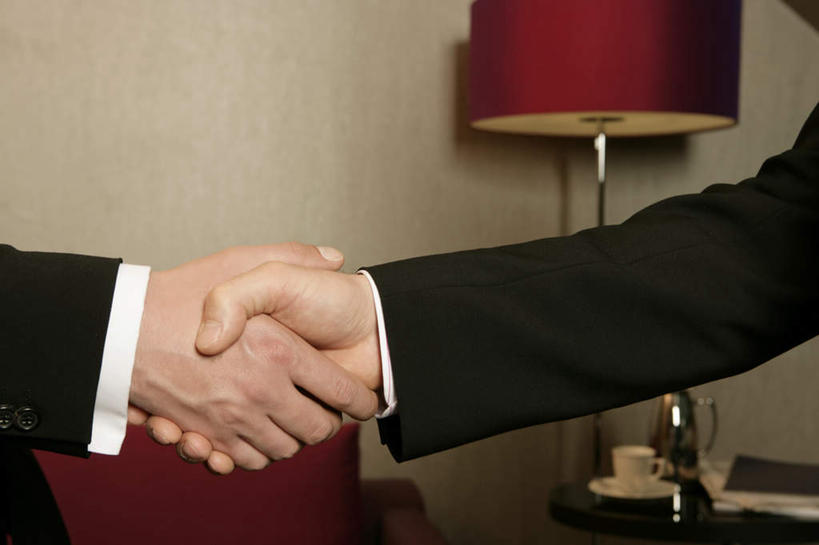 西方人,手,两个人,伙伴,朋友,商务人士,商务男性,握手,横图,室内,特写,白天,侧面,衬衫,友谊,合作,团队,沙发,台灯,桌子,杯子,照明,欧洲,欧洲人,双手,套装,瓷器,办公桌,灯光,咖啡杯,陶瓷制品,灯,灯具,手部,战略,照亮,照明设备,瓷杯,商务装,布艺沙发,工薪阶层,联合,合谋,配合,协作,白种人,白领,上班族,搀手,拉手,手搀手,手拉手,手牵手,手握手,半身,彩图,衬衣