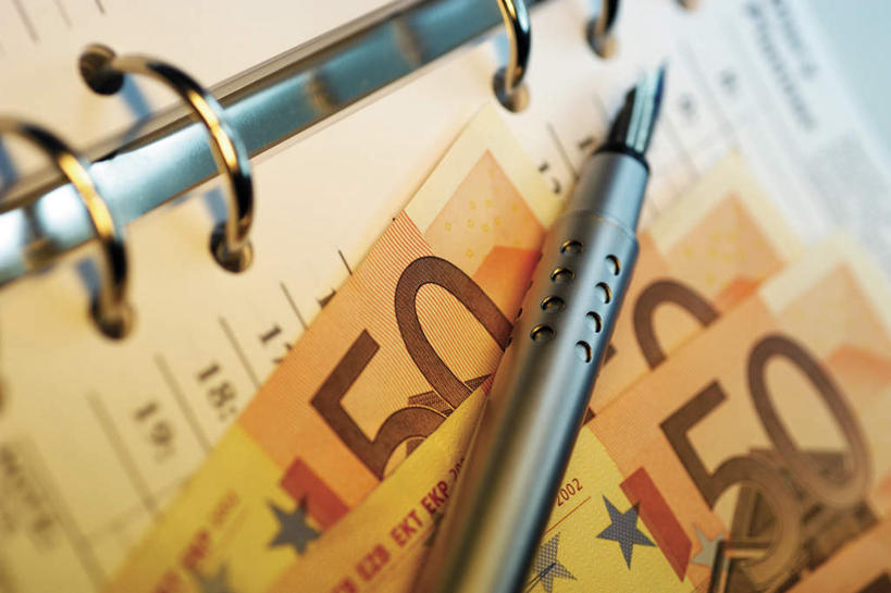 无人,横图,俯视,室内,特写,白天,钱,静物,笔,标志,钱币,数字,文字,字符,星星,办公用品,记事本,欧元,标识,水笔,文具,本子,笔记本,学习用品,星形,钞票,金融,纸币,阿拉伯数字,经济,文具用品,流通,纸钞,贸易,货币,现金,彩图,高角度拍摄