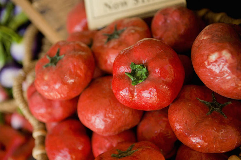 无人,菜场,横图,俯视,室外,特写,白天,蔬菜,西红柿,叶子,一堆,许多,堆叠,堆积,朦胧,模糊,新鲜,标签,篮子,食品,绿叶,食物,红色,嫩叶,价格,有机食品,绿色食品,堆,叶,叶片,番茄,彩图,高角度拍摄