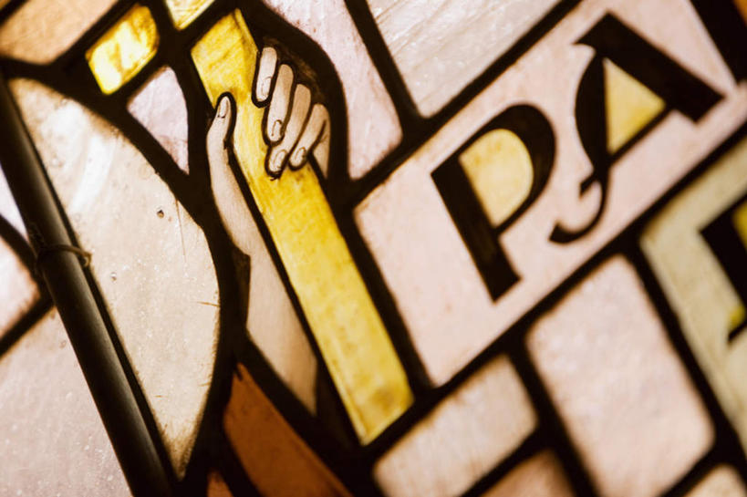 无人,教堂,横图,室内,白天,仰视,旅游,度假,标志建筑,地标,建筑,美国,花纹,节日,英文,标志,图案,文字,字符,字母,文化,娱乐,标识,建设,祈祷,享受,休闲,健康,旅游胜地,放松,许愿,宗教,雕花,信仰,纪念,英文字母,祈求,北美,北美洲,基督教,天主教,加利福尼亚,美洲,信念,旧金山,加州,加利福尼亚州,圣弗朗西斯科,三藩市,金州,黄金州,彩绘玻璃,彩色玻璃,教堂玻璃,艺术玻璃,平安,彩图,低角度拍摄,大教堂,礼拜堂