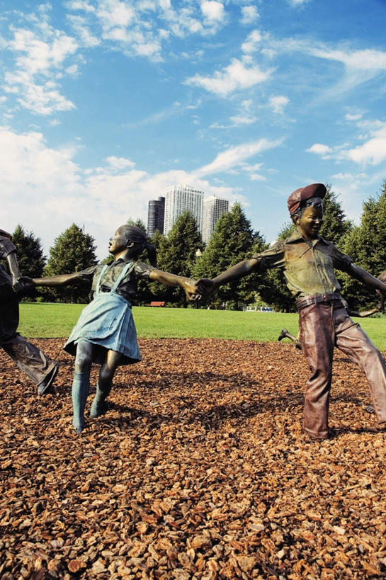 无人,两个人,农场,伸展双臂,竖图,室外,白天,正面,度假,畜牧业,牧场,美景,城市风光,城市,叶子,雕塑,美国,阴影,艺术,装饰,光线,雕刻,雕像,影子,景观,云,云朵,枯叶,落叶,云彩,娱乐,蓝色,白云,蓝天,天空,阳光,工艺品,天,享受,休闲,景色,放松,晴朗,纪念,美术,北美,北美洲,主题,美洲,陈列,伊利诺斯州,芝加哥,畜牧,世界屠猪城,巨肩之城,劳动之城,伊利诺伊,伊利诺伊州,伊利诺州,芝加哥市,芝城,林肯之地,功能,美学,牧业,北亚美利加洲,亚美利加洲,男人,男性,年轻男性,年轻女性,女人,女性,叶,叶片,晴空,敞开双臂,伸开双臂,展开双肩,张开手臂,张开双臂,半身,彩图