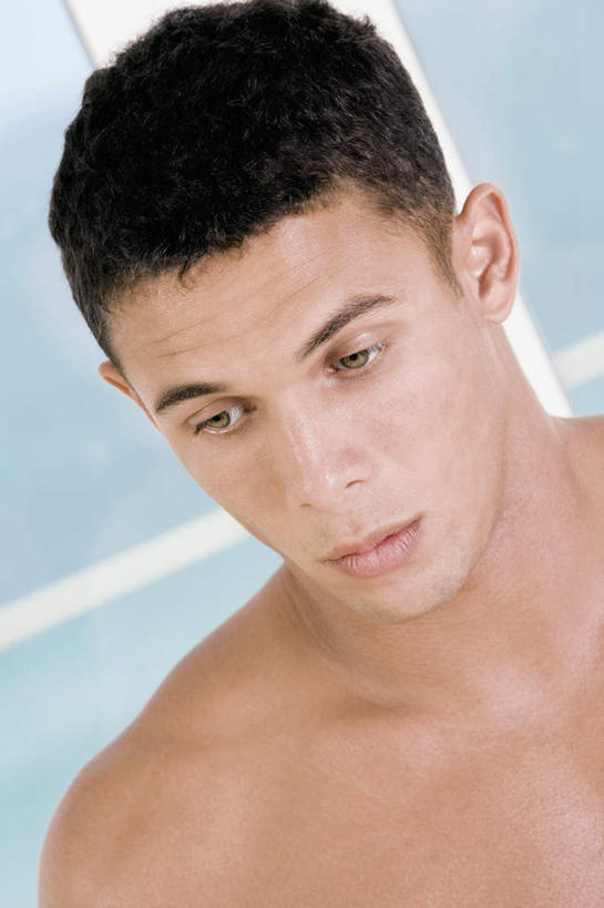 西方人,脸,头,脸颊,头发,一个人,站,竖图,室内,特写,白天,正面,窗户,欧洲,欧洲人,仅一个男性,仅一个人,阴影,朦胧,模糊,反射,影子,裸露,肩膀,玻璃窗,仅一个年轻男性,黑色,站着,疲倦,困倦,裸,困乏,男人,男性,年轻男性,白种人,头部,直发,脸部,脸蛋,面部,站立,半身,彩图,短发