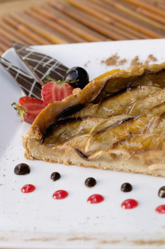 面食,无人,竖图,室内,特写,白天,正面,烹饪,西餐,餐桌,桌子,草莓,浆果,餐具,水果,一块,切开,阴影,新鲜,反射,碟子,盘,影子,生食,料理,食品,面点,果实,菜肴,美食,食物,一个,盘子,碟,切,西式,佳肴,有机食品,绿色食品,单个,餐台,派,剖面,切面,草莓派,洋莓,水果皇后,红莓,地莓,彩图